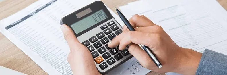 man_doing_calculation