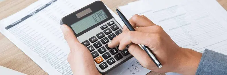 man_doing_calculation